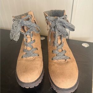 Stylish Tan Women's Boots with Gray Laces